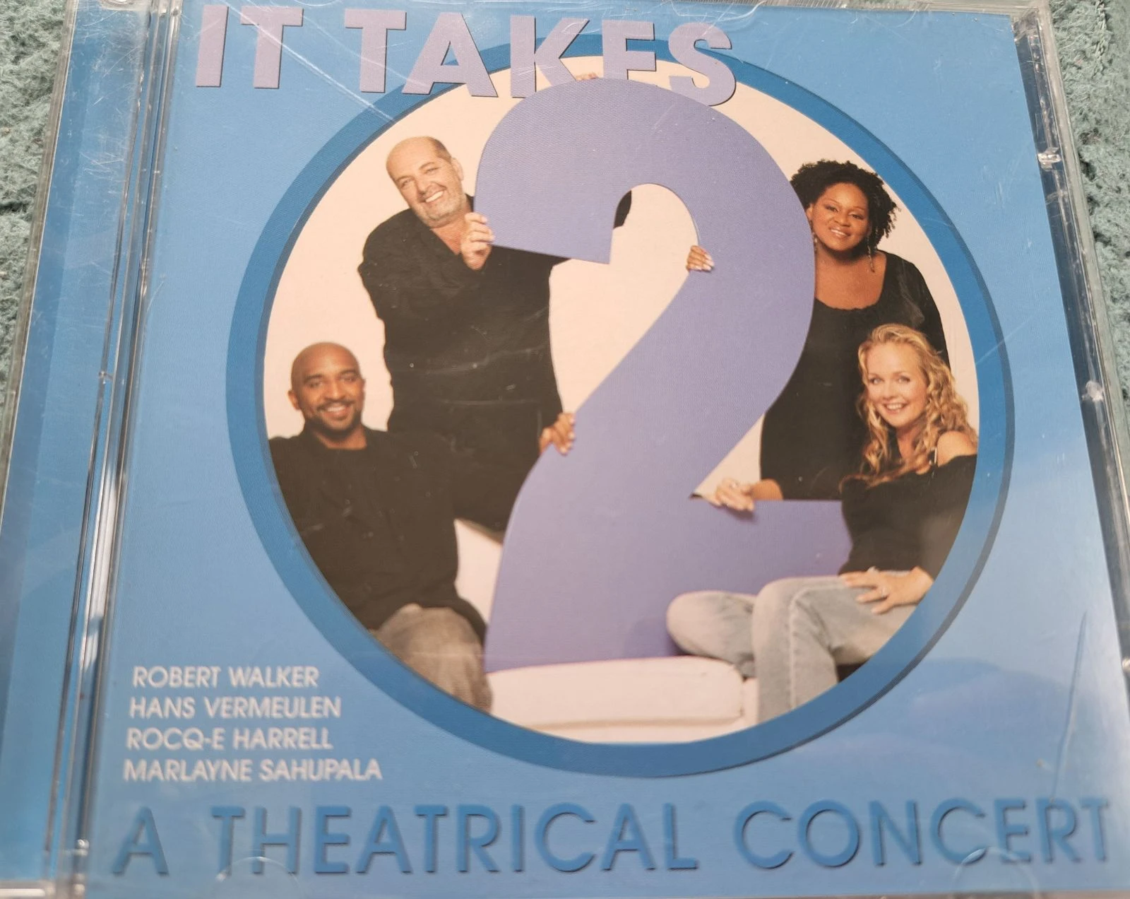 De CD It takes 2 A theatrical Concert. Live Concert van Hans Vermeulen,Robert Walker,Marlayne Sahupala en Rocq-e Harrell. 